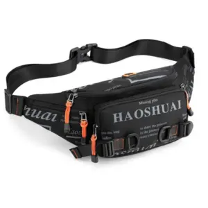 Schwarze Bauchtasche mit Schriftzügen, orangen Zippern und breitem Gurt auf weißem Hintergrund