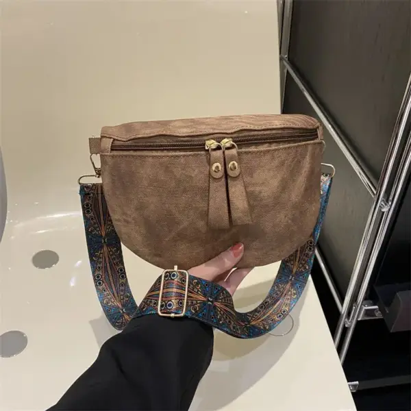 Bauchtasche Damen mit gemustertem Schultergurt in Used-Optik