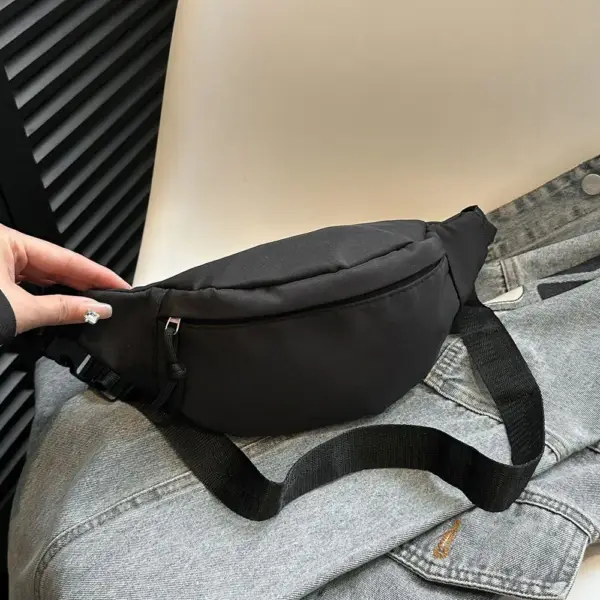 Kleine Bauchtasche in Schwarz für Damen mit Steckschnalle