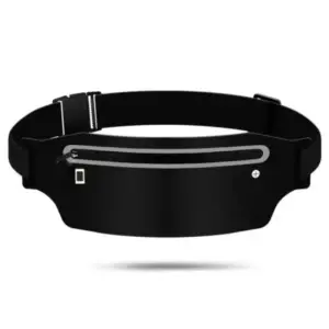 Schmale schwarze Gürteltasche mit hellem Reißverschluss und Streifen auf weißem Hintergrund