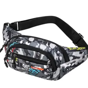 Bunte Camouflage-Bauchtasche mit Aufdrucken, Reißverschlussfächern und schwarzem Gurt auf weißem Hintergrund