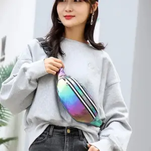 Holografische Bauchtasche in Regenbogenfarben, quer über grauem Pullover getragen