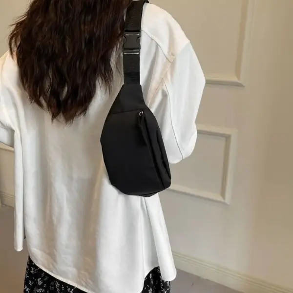 Kleine Bauchtasche in Schwarz für Damen mit Steckschnalle – Bild 2