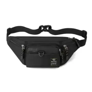 Schwarze Bauchtasche mit mehreren Reißverschlussfächern und Etikett auf weißem Hintergrund