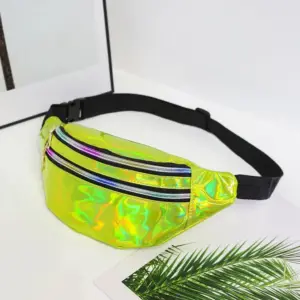 Holografische gelbgrüne Bauchtasche mit zwei Reißverschlüssen und schwarzem Gurt auf weißem Untergrund