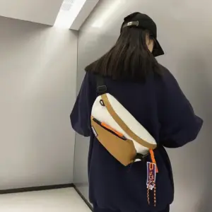 Frau trägt eine mehrfarbige Bauchtasche in Weiß und Braun über der Schulter, Rückansicht