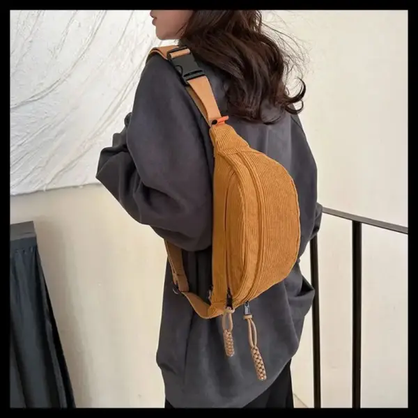Bauchtasche Grün aus Cord im Halbmond-Schnitt