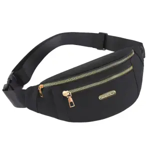 Schwarze Bauchtasche aus Nylon mit zwei goldenen Reißverschlüssen auf weißem Hintergrund