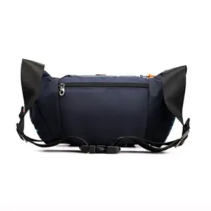 Dunkelblaue Bauchtasche von hinten mit Reißverschlussfach und schwarzen Gurtenden