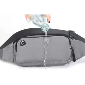 Graue Gürteltasche mit Reißverschlussfach, Wasser perlt am Stoff ab