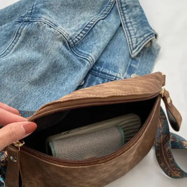 Bauchtasche Damen mit gemustertem Schultergurt in Used-Optik – Bild 5