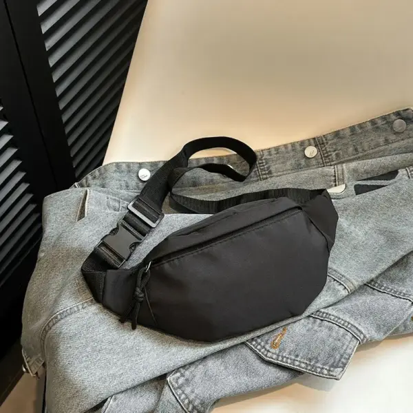 Kleine Bauchtasche in Schwarz für Damen mit Steckschnalle – Bild 5