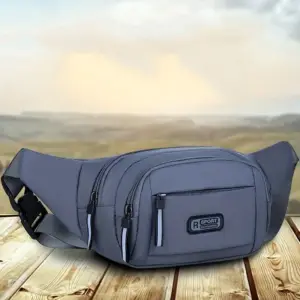Blaugraue Bauchtasche mit Reflexstreifen und Frontfach auf einem Holztisch vor Landschaftshintergrund
