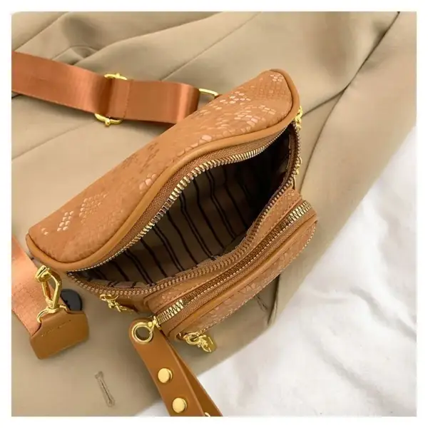 Bauchtasche in Lederoptik mit Prägung und breitem Gurt – Bild 2